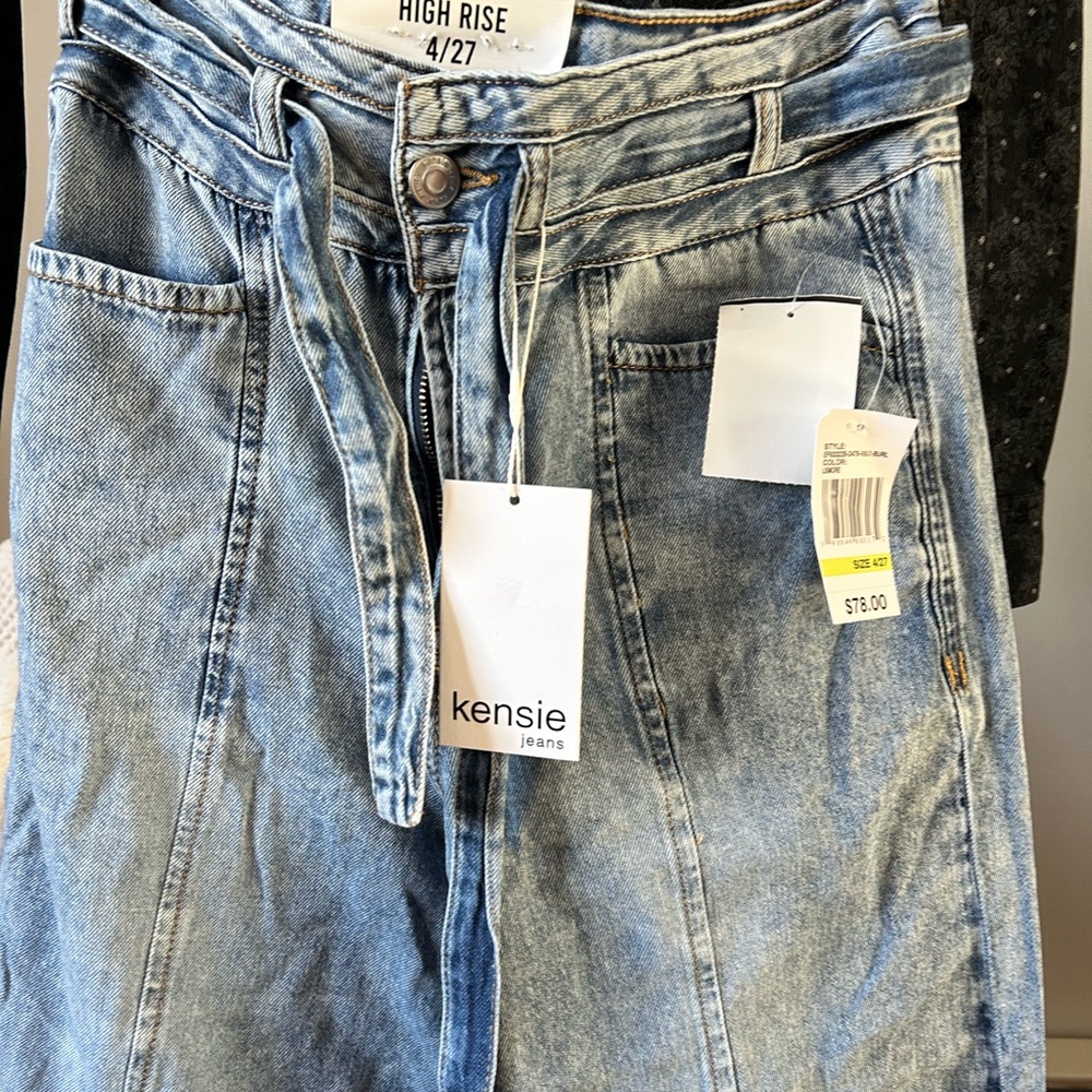 New with tags size 4 Kenzie jeans.